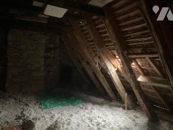 A VENDRE : Charmante maison en pierre sur les hauteurs d'un village, située à environ 15km à l'...