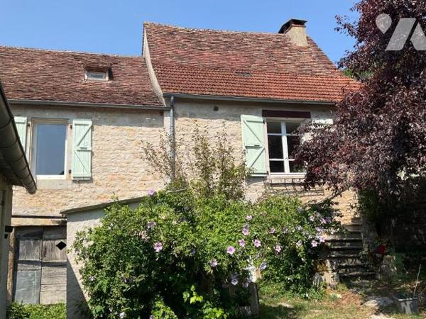 A VENDRE : Charmante maison en pierre sur les hauteurs d'un village, située à environ 15km à l'...
