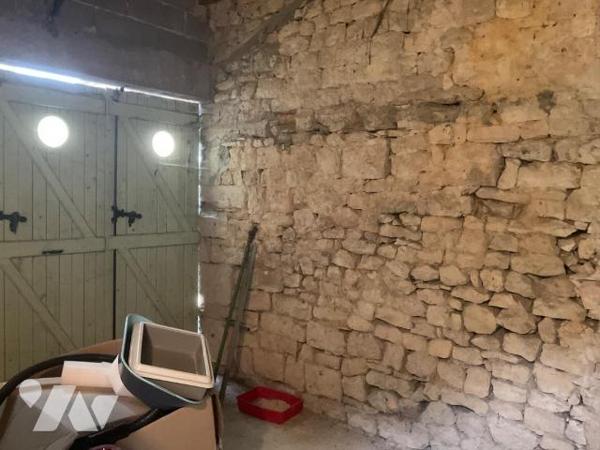 A VENDRE : Charmante maison en pierre sur les hauteurs d'un village, située à environ 15km à l'...