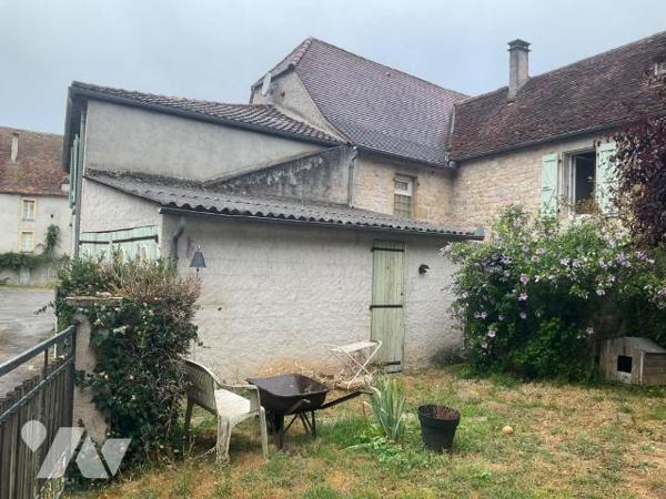 A VENDRE : Charmante maison en pierre sur les hauteurs d'un village, située à environ 15km à l'...
