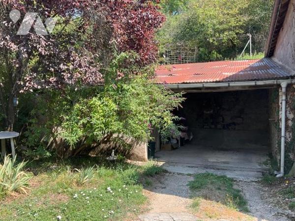 A VENDRE : Charmante maison en pierre sur les hauteurs d'un village, située à environ 15km à l'...