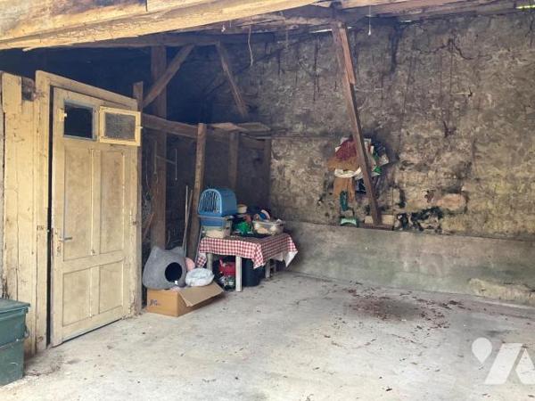 A VENDRE : Charmante maison en pierre sur les hauteurs d'un village, située à environ 15km à l'...