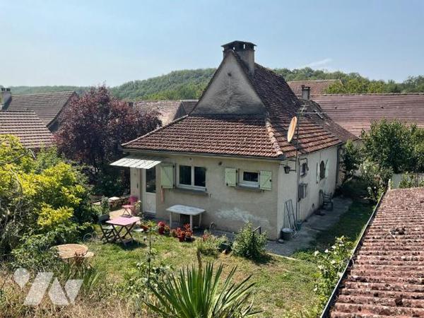 A VENDRE : Charmante maison en pierre sur les hauteurs d'un village, située à environ 15km à l'...