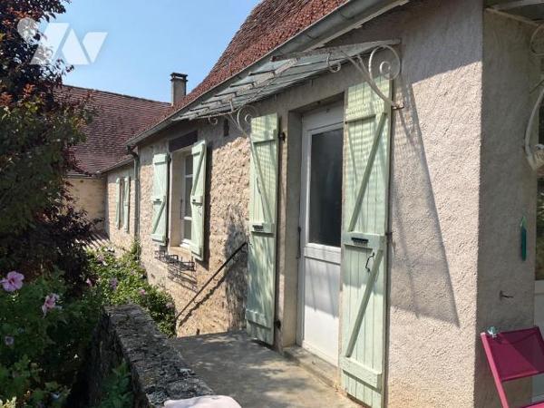 A VENDRE : Charmante maison en pierre sur les hauteurs d'un village, située à environ 15km à l'...