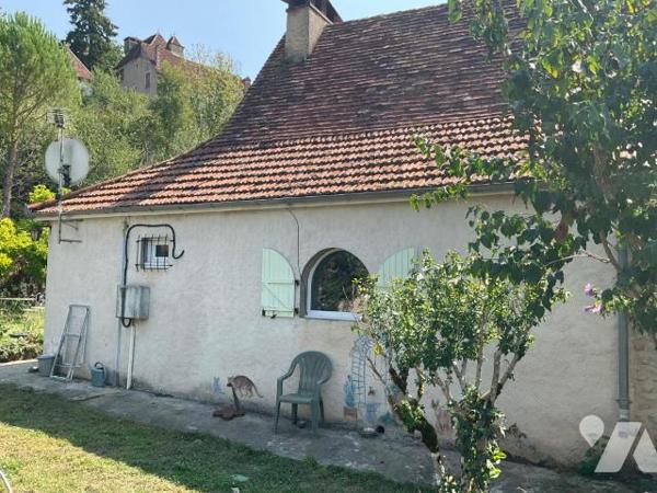 A VENDRE : Charmante maison en pierre sur les hauteurs d'un village, située à environ 15km à l'...