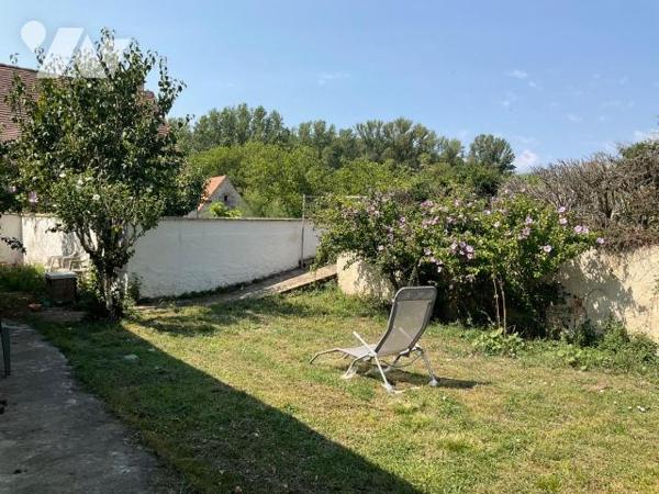 A VENDRE : Charmante maison en pierre sur les hauteurs d'un village, située à environ 15km à l'...