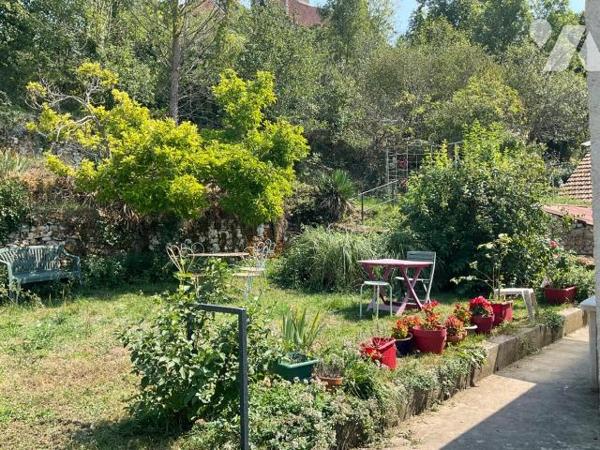 A VENDRE : Charmante maison en pierre sur les hauteurs d'un village, située à environ 15km à l'...