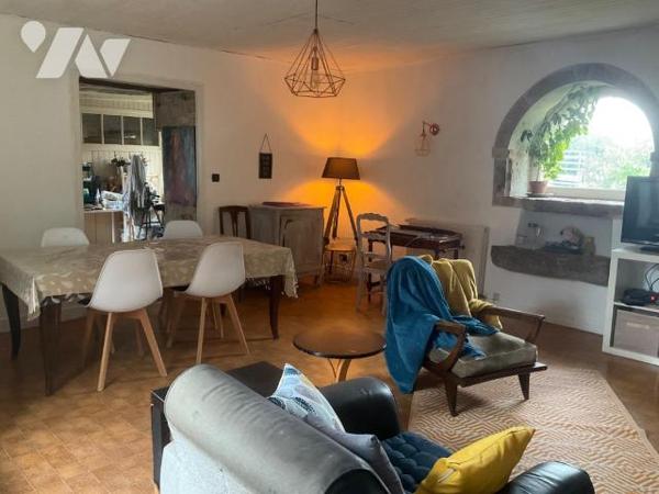 A VENDRE : Charmante maison en pierre sur les hauteurs d'un village, située à environ 15km à l'...