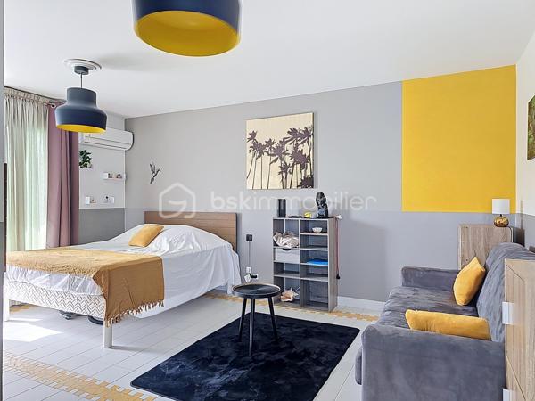 EXCLUSIVITE 
Delphine MIRANDA pour BSK Immobilier 

Saint François, section route touristique dans la résidence village vacances du Manganao bénéficiant d'un parc , un restaurant de plage, une
piscine à débordement vue mer, un snack, et des commerces ( textile, bien être, boutiques cadeaux et artisanales), laverie et un accès direct
à la plage , je vous propose ce nouveau bien dans une résidence vouée à la location saisonnière.
Situé au premier étage , ce grand studio d'une surface habitable et Carrez  de 25,32 m2 comprend une entrée avec rangements et cuisine aménagée et équipée ,
une pièce de vie avec lit double , un canapé convertible , coin télé, une salle d'eau avec douche, toilettes et rangements.
Pour parfaire l'ensemble une terrasse abritée avec coin repas avec une vue dégagée non loin de la piscine et de la plage.
Investissement locatif / pied à terre dans une résidence vouée à la location saisonnière , n'hésitez pas à me contacter c'est le bien que vous
cherchez :-)
Il est vendu meublé clé en main .
Plus d'infos, plus de photos ou accédez à la vidéo contacter moi!
Les charges de copropriété incluent : le fond de roulement du syndic, l'eau, l'électricité, entretien des communs et jardins.