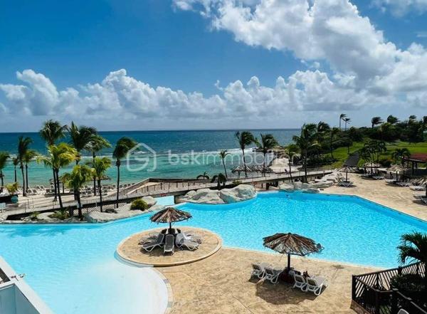 EXCLUSIVITE 
Delphine MIRANDA pour BSK Immobilier 

Saint François, section route touristique dans la résidence village vacances du Manganao bénéficiant d'un parc , un restaurant de plage, une
piscine à débordement vue mer, un snack, et des commerces ( textile, bien être, boutiques cadeaux et artisanales), laverie et un accès direct
à la plage , je vous propose ce nouveau bien dans une résidence vouée à la location saisonnière.
Situé au premier étage , ce grand studio d'une surface habitable et Carrez  de 25,32 m2 comprend une entrée avec rangements et cuisine aménagée et équipée ,
une pièce de vie avec lit double , un canapé convertible , coin télé, une salle d'eau avec douche, toilettes et rangements.
Pour parfaire l'ensemble une terrasse abritée avec coin repas avec une vue dégagée non loin de la piscine et de la plage.
Investissement locatif / pied à terre dans une résidence vouée à la location saisonnière , n'hésitez pas à me contacter c'est le bien que vous
cherchez :-)
Il est vendu meublé clé en main .
Plus d'infos, plus de photos ou accédez à la vidéo contacter moi!
Les charges de copropriété incluent : le fond de roulement du syndic, l'eau, l'électricité, entretien des communs et jardins.