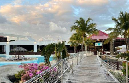 EXCLUSIVITE 
Delphine MIRANDA pour BSK Immobilier 

Saint François, section route touristique dans la résidence village vacances du Manganao bénéficiant d'un parc , un restaurant de plage, une
piscine à débordement vue mer, un snack, et des commerces ( textile, bien être, boutiques cadeaux et artisanales), laverie et un accès direct
à la plage , je vous propose ce nouveau bien dans une résidence vouée à la location saisonnière.
Situé au premier étage , ce grand studio d'une surface habitable et Carrez  de 25,32 m2 comprend une entrée avec rangements et cuisine aménagée et équipée ,
une pièce de vie avec lit double , un canapé convertible , coin télé, une salle d'eau avec douche, toilettes et rangements.
Pour parfaire l'ensemble une terrasse abritée avec coin repas avec une vue dégagée non loin de la piscine et de la plage.
Investissement locatif / pied à terre dans une résidence vouée à la location saisonnière , n'hésitez pas à me contacter c'est le bien que vous
cherchez :-)
Il est vendu meublé clé en main .
Plus d'infos, plus de photos ou accédez à la vidéo contacter moi!
Les charges de copropriété incluent : le fond de roulement du syndic, l'eau, l'électricité, entretien des communs et jardins.