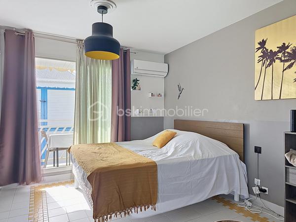 EXCLUSIVITE 
Delphine MIRANDA pour BSK Immobilier 

Saint François, section route touristique dans la résidence village vacances du Manganao bénéficiant d'un parc , un restaurant de plage, une
piscine à débordement vue mer, un snack, et des commerces ( textile, bien être, boutiques cadeaux et artisanales), laverie et un accès direct
à la plage , je vous propose ce nouveau bien dans une résidence vouée à la location saisonnière.
Situé au premier étage , ce grand studio d'une surface habitable et Carrez  de 25,32 m2 comprend une entrée avec rangements et cuisine aménagée et équipée ,
une pièce de vie avec lit double , un canapé convertible , coin télé, une salle d'eau avec douche, toilettes et rangements.
Pour parfaire l'ensemble une terrasse abritée avec coin repas avec une vue dégagée non loin de la piscine et de la plage.
Investissement locatif / pied à terre dans une résidence vouée à la location saisonnière , n'hésitez pas à me contacter c'est le bien que vous
cherchez :-)
Il est vendu meublé clé en main .
Plus d'infos, plus de photos ou accédez à la vidéo contacter moi!
Les charges de copropriété incluent : le fond de roulement du syndic, l'eau, l'électricité, entretien des communs et jardins.