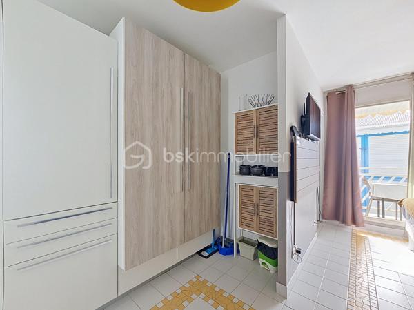 EXCLUSIVITE 
Delphine MIRANDA pour BSK Immobilier 

Saint François, section route touristique dans la résidence village vacances du Manganao bénéficiant d'un parc , un restaurant de plage, une
piscine à débordement vue mer, un snack, et des commerces ( textile, bien être, boutiques cadeaux et artisanales), laverie et un accès direct
à la plage , je vous propose ce nouveau bien dans une résidence vouée à la location saisonnière.
Situé au premier étage , ce grand studio d'une surface habitable et Carrez  de 25,32 m2 comprend une entrée avec rangements et cuisine aménagée et équipée ,
une pièce de vie avec lit double , un canapé convertible , coin télé, une salle d'eau avec douche, toilettes et rangements.
Pour parfaire l'ensemble une terrasse abritée avec coin repas avec une vue dégagée non loin de la piscine et de la plage.
Investissement locatif / pied à terre dans une résidence vouée à la location saisonnière , n'hésitez pas à me contacter c'est le bien que vous
cherchez :-)
Il est vendu meublé clé en main .
Plus d'infos, plus de photos ou accédez à la vidéo contacter moi!
Les charges de copropriété incluent : le fond de roulement du syndic, l'eau, l'électricité, entretien des communs et jardins.