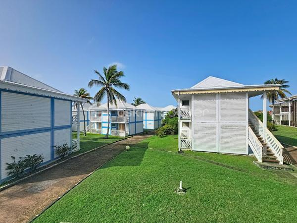 EXCLUSIVITE 
Delphine MIRANDA pour BSK Immobilier 

Saint François, section route touristique dans la résidence village vacances du Manganao bénéficiant d'un parc , un restaurant de plage, une
piscine à débordement vue mer, un snack, et des commerces ( textile, bien être, boutiques cadeaux et artisanales), laverie et un accès direct
à la plage , je vous propose ce nouveau bien dans une résidence vouée à la location saisonnière.
Situé au premier étage , ce grand studio d'une surface habitable et Carrez  de 25,32 m2 comprend une entrée avec rangements et cuisine aménagée et équipée ,
une pièce de vie avec lit double , un canapé convertible , coin télé, une salle d'eau avec douche, toilettes et rangements.
Pour parfaire l'ensemble une terrasse abritée avec coin repas avec une vue dégagée non loin de la piscine et de la plage.
Investissement locatif / pied à terre dans une résidence vouée à la location saisonnière , n'hésitez pas à me contacter c'est le bien que vous
cherchez :-)
Il est vendu meublé clé en main .
Plus d'infos, plus de photos ou accédez à la vidéo contacter moi!
Les charges de copropriété incluent : le fond de roulement du syndic, l'eau, l'électricité, entretien des communs et jardins.