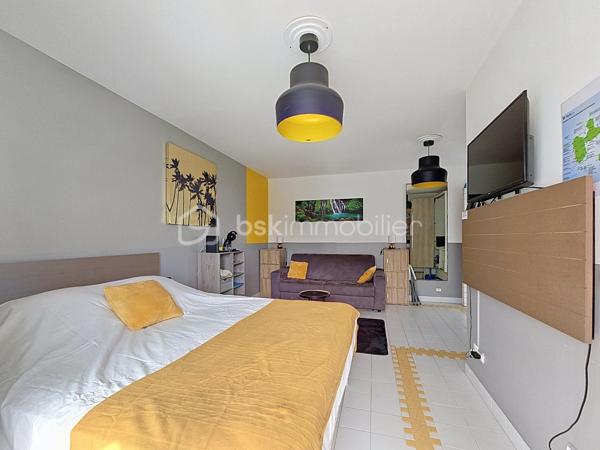 EXCLUSIVITE 
Delphine MIRANDA pour BSK Immobilier 

Saint François, section route touristique dans la résidence village vacances du Manganao bénéficiant d'un parc , un restaurant de plage, une
piscine à débordement vue mer, un snack, et des commerces ( textile, bien être, boutiques cadeaux et artisanales), laverie et un accès direct
à la plage , je vous propose ce nouveau bien dans une résidence vouée à la location saisonnière.
Situé au premier étage , ce grand studio d'une surface habitable et Carrez  de 25,32 m2 comprend une entrée avec rangements et cuisine aménagée et équipée ,
une pièce de vie avec lit double , un canapé convertible , coin télé, une salle d'eau avec douche, toilettes et rangements.
Pour parfaire l'ensemble une terrasse abritée avec coin repas avec une vue dégagée non loin de la piscine et de la plage.
Investissement locatif / pied à terre dans une résidence vouée à la location saisonnière , n'hésitez pas à me contacter c'est le bien que vous
cherchez :-)
Il est vendu meublé clé en main .
Plus d'infos, plus de photos ou accédez à la vidéo contacter moi!
Les charges de copropriété incluent : le fond de roulement du syndic, l'eau, l'électricité, entretien des communs et jardins.