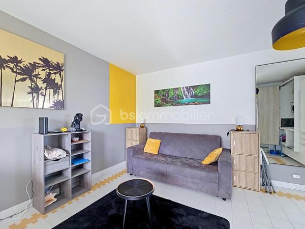 EXCLUSIVITE 
Delphine MIRANDA pour BSK Immobilier 

Saint François, section route touristique dans la résidence village vacances du Manganao bénéficiant d'un parc , un restaurant de plage, une
piscine à débordement vue mer, un snack, et des commerces ( textile, bien être, boutiques cadeaux et artisanales), laverie et un accès direct
à la plage , je vous propose ce nouveau bien dans une résidence vouée à la location saisonnière.
Situé au premier étage , ce grand studio d'une surface habitable et Carrez  de 25,32 m2 comprend une entrée avec rangements et cuisine aménagée et équipée ,
une pièce de vie avec lit double , un canapé convertible , coin télé, une salle d'eau avec douche, toilettes et rangements.
Pour parfaire l'ensemble une terrasse abritée avec coin repas avec une vue dégagée non loin de la piscine et de la plage.
Investissement locatif / pied à terre dans une résidence vouée à la location saisonnière , n'hésitez pas à me contacter c'est le bien que vous
cherchez :-)
Il est vendu meublé clé en main .
Plus d'infos, plus de photos ou accédez à la vidéo contacter moi!
Les charges de copropriété incluent : le fond de roulement du syndic, l'eau, l'électricité, entretien des communs et jardins.