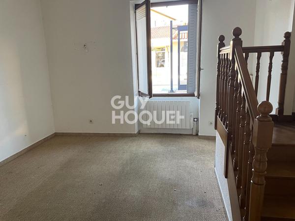 Immeuble avec commerce , logement et dépendance à Saint Laurent de Mure - Réf 4730 - 395 000 