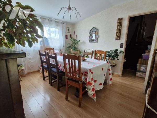 Votre office notarial vous propose à la vente cette maison de 98m² environ située à proximité i...