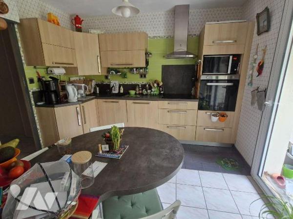 Votre office notarial vous propose à la vente cette maison de 98m² environ située à proximité i...