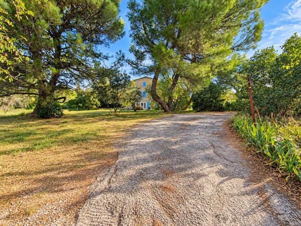 À vendre : Terrain de 1500 m² à Vernègues, exposition Sud-Ouest