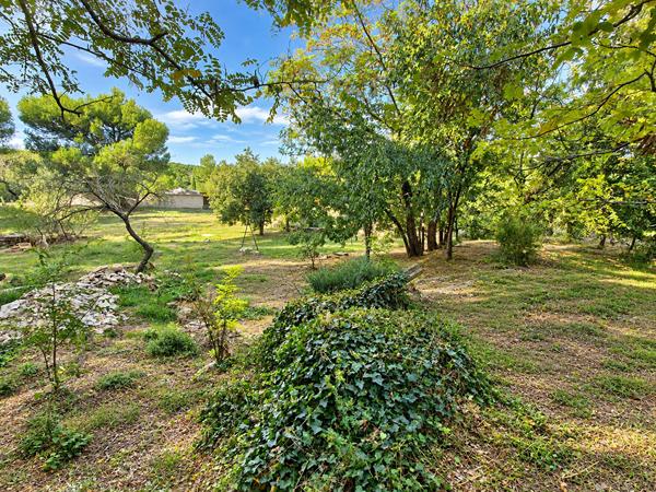À vendre : Terrain de 1500 m² à Vernègues, exposition Sud-Ouest