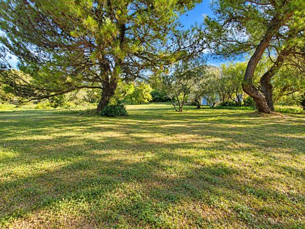À vendre : Terrain de 1500 m² à Vernègues, exposition Sud-Ouest