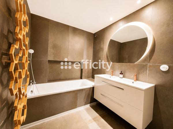 Appartement
         3 pièces
        - 83 m² 350 000 € *