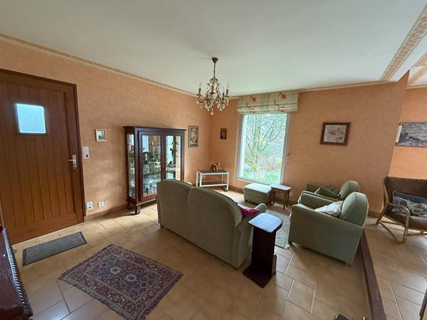 JOLIE MAISON DE 126 M² AU CALME DANS UN ENVIRONEMENT CHAMPETRE .