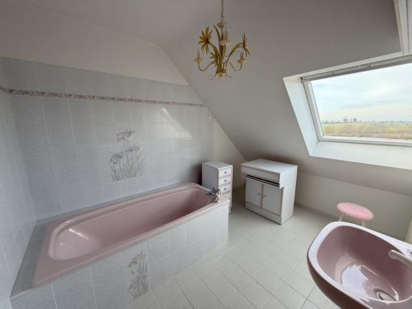 JOLIE MAISON DE 126 M² AU CALME DANS UN ENVIRONEMENT CHAMPETRE .