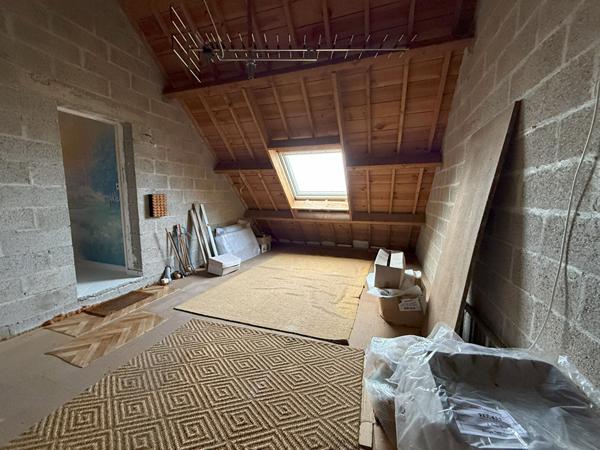 JOLIE MAISON DE 126 M² AU CALME DANS UN ENVIRONEMENT CHAMPETRE .