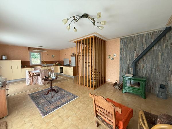 JOLIE MAISON DE 126 M² AU CALME DANS UN ENVIRONEMENT CHAMPETRE .