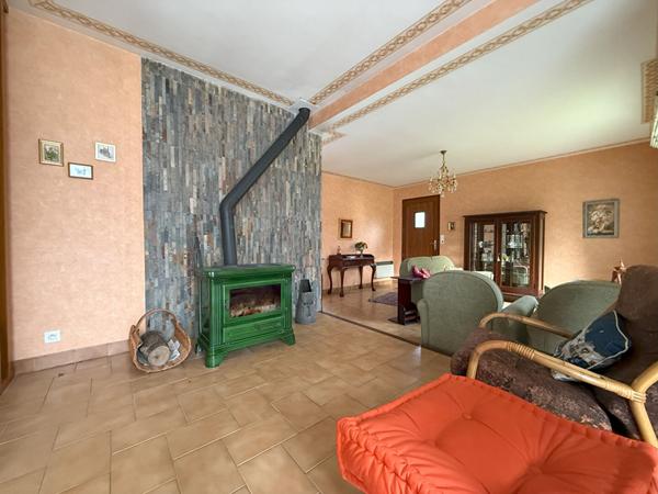 JOLIE MAISON DE 126 M² AU CALME DANS UN ENVIRONEMENT CHAMPETRE .