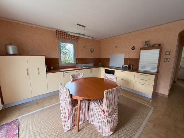 JOLIE MAISON DE 126 M² AU CALME DANS UN ENVIRONEMENT CHAMPETRE .