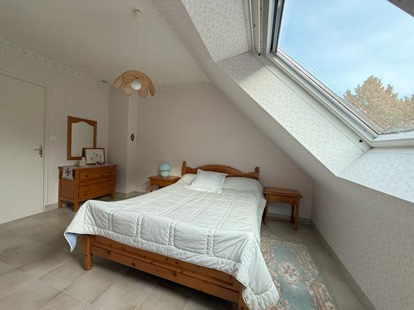 JOLIE MAISON DE 126 M² AU CALME DANS UN ENVIRONEMENT CHAMPETRE .