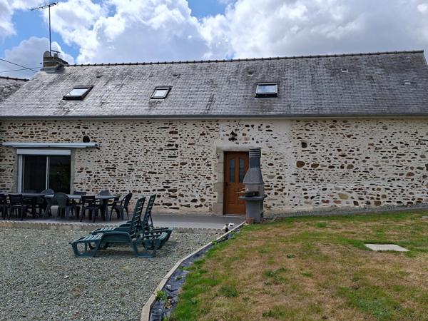 Longère rénovée en 6 pièces,128m2 plancher, double garage,au calme, impasse, au milieu des champs, proche Villaines la Juhel et Pré-en-Pail