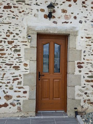 Longère rénovée en 6 pièces,128m2 plancher, double garage,au calme, impasse, au milieu des champs, proche Villaines la Juhel et Pré-en-Pail