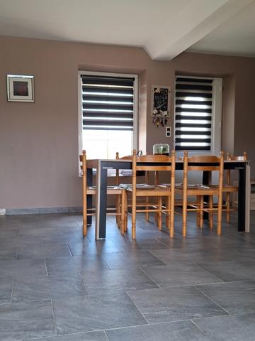 Longère rénovée en 6 pièces,128m2 plancher, double garage,au calme, impasse, au milieu des champs, proche Villaines la Juhel et Pré-en-Pail