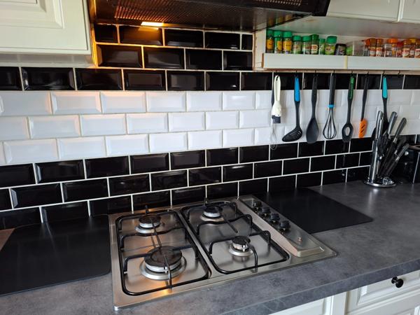 Longère rénovée en 6 pièces,128m2 plancher, double garage,au calme, impasse, au milieu des champs, proche Villaines la Juhel et Pré-en-Pail