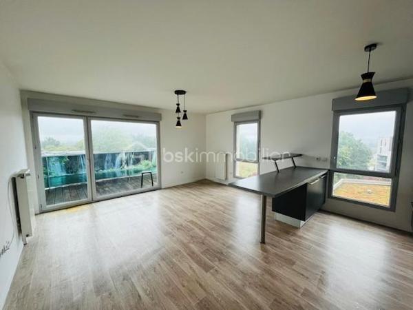 Vendre – Appartement T3 lumineux – Dernier étage – Quartier Beauregard, Rennes

Situé dans le quartier recherché de Beauregard à Rennes, découvrez cet appartement lumineux de type T3 au dernier étage d’une résidence récente avec ascenseur. Il offre une vue dégagée et sans vis-à-vis, garantissant calme et tranquillité.

L’appartement se compose de :

2 chambres confortables
Une pièce de vie agréable baignée de lumière
Une cuisine ouverte
Une salle de bain et WC séparés
Box sécurisé en sous-sol, idéal pour stationner en toute sérénité
Les + :

Arrêt de bus au pied de l’immeuble
Commerces à proximité immédiate

Appartement actuellement loué 800 €/mois, bail jusqu'au 10 Octobre 2027