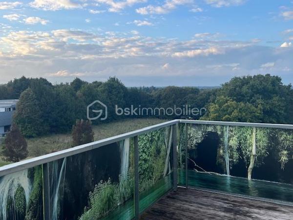 Vendre – Appartement T3 lumineux – Dernier étage – Quartier Beauregard, Rennes

Situé dans le quartier recherché de Beauregard à Rennes, découvrez cet appartement lumineux de type T3 au dernier étage d’une résidence récente avec ascenseur. Il offre une vue dégagée et sans vis-à-vis, garantissant calme et tranquillité.

L’appartement se compose de :

2 chambres confortables
Une pièce de vie agréable baignée de lumière
Une cuisine ouverte
Une salle de bain et WC séparés
Box sécurisé en sous-sol, idéal pour stationner en toute sérénité
Les + :

Arrêt de bus au pied de l’immeuble
Commerces à proximité immédiate

Appartement actuellement loué 800 €/mois, bail jusqu'au 10 Octobre 2027