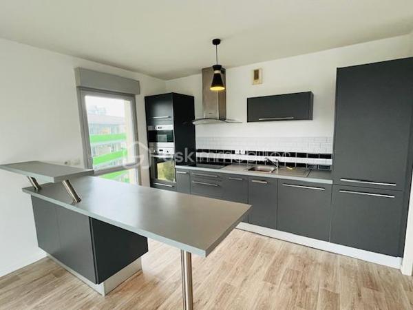 Vendre – Appartement T3 lumineux – Dernier étage – Quartier Beauregard, Rennes

Situé dans le quartier recherché de Beauregard à Rennes, découvrez cet appartement lumineux de type T3 au dernier étage d’une résidence récente avec ascenseur. Il offre une vue dégagée et sans vis-à-vis, garantissant calme et tranquillité.

L’appartement se compose de :

2 chambres confortables
Une pièce de vie agréable baignée de lumière
Une cuisine ouverte
Une salle de bain et WC séparés
Box sécurisé en sous-sol, idéal pour stationner en toute sérénité
Les + :

Arrêt de bus au pied de l’immeuble
Commerces à proximité immédiate

Appartement actuellement loué 800 €/mois, bail jusqu'au 10 Octobre 2027