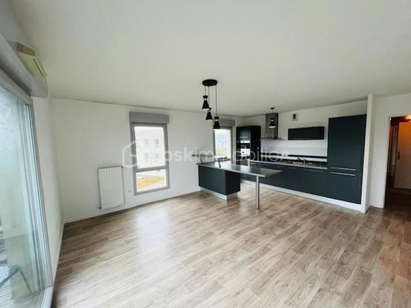 Vendre – Appartement T3 lumineux – Dernier étage – Quartier Beauregard, Rennes

Situé dans le quartier recherché de Beauregard à Rennes, découvrez cet appartement lumineux de type T3 au dernier étage d’une résidence récente avec ascenseur. Il offre une vue dégagée et sans vis-à-vis, garantissant calme et tranquillité.

L’appartement se compose de :

2 chambres confortables
Une pièce de vie agréable baignée de lumière
Une cuisine ouverte
Une salle de bain et WC séparés
Box sécurisé en sous-sol, idéal pour stationner en toute sérénité
Les + :

Arrêt de bus au pied de l’immeuble
Commerces à proximité immédiate

Appartement actuellement loué 800 €/mois, bail jusqu'au 10 Octobre 2027