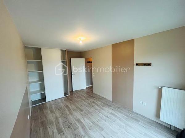 Vendre – Appartement T3 lumineux – Dernier étage – Quartier Beauregard, Rennes

Situé dans le quartier recherché de Beauregard à Rennes, découvrez cet appartement lumineux de type T3 au dernier étage d’une résidence récente avec ascenseur. Il offre une vue dégagée et sans vis-à-vis, garantissant calme et tranquillité.

L’appartement se compose de :

2 chambres confortables
Une pièce de vie agréable baignée de lumière
Une cuisine ouverte
Une salle de bain et WC séparés
Box sécurisé en sous-sol, idéal pour stationner en toute sérénité
Les + :

Arrêt de bus au pied de l’immeuble
Commerces à proximité immédiate

Appartement actuellement loué 800 €/mois, bail jusqu'au 10 Octobre 2027