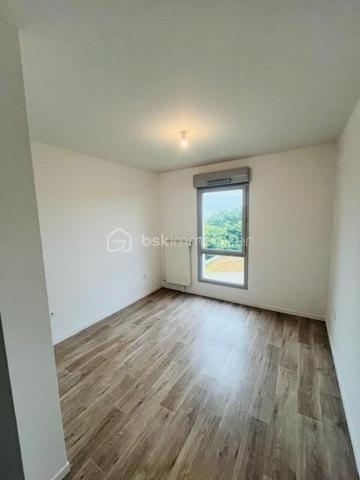 Vendre – Appartement T3 lumineux – Dernier étage – Quartier Beauregard, Rennes

Situé dans le quartier recherché de Beauregard à Rennes, découvrez cet appartement lumineux de type T3 au dernier étage d’une résidence récente avec ascenseur. Il offre une vue dégagée et sans vis-à-vis, garantissant calme et tranquillité.

L’appartement se compose de :

2 chambres confortables
Une pièce de vie agréable baignée de lumière
Une cuisine ouverte
Une salle de bain et WC séparés
Box sécurisé en sous-sol, idéal pour stationner en toute sérénité
Les + :

Arrêt de bus au pied de l’immeuble
Commerces à proximité immédiate

Appartement actuellement loué 800 €/mois, bail jusqu'au 10 Octobre 2027