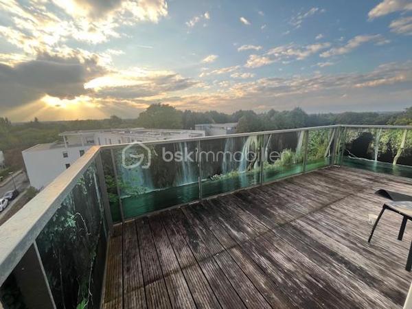 Vendre – Appartement T3 lumineux – Dernier étage – Quartier Beauregard, Rennes

Situé dans le quartier recherché de Beauregard à Rennes, découvrez cet appartement lumineux de type T3 au dernier étage d’une résidence récente avec ascenseur. Il offre une vue dégagée et sans vis-à-vis, garantissant calme et tranquillité.

L’appartement se compose de :

2 chambres confortables
Une pièce de vie agréable baignée de lumière
Une cuisine ouverte
Une salle de bain et WC séparés
Box sécurisé en sous-sol, idéal pour stationner en toute sérénité
Les + :

Arrêt de bus au pied de l’immeuble
Commerces à proximité immédiate

Appartement actuellement loué 800 €/mois, bail jusqu'au 10 Octobre 2027