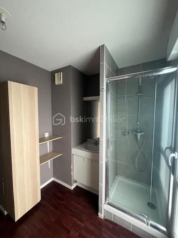 Vendre – Appartement T3 lumineux – Dernier étage – Quartier Beauregard, Rennes

Situé dans le quartier recherché de Beauregard à Rennes, découvrez cet appartement lumineux de type T3 au dernier étage d’une résidence récente avec ascenseur. Il offre une vue dégagée et sans vis-à-vis, garantissant calme et tranquillité.

L’appartement se compose de :

2 chambres confortables
Une pièce de vie agréable baignée de lumière
Une cuisine ouverte
Une salle de bain et WC séparés
Box sécurisé en sous-sol, idéal pour stationner en toute sérénité
Les + :

Arrêt de bus au pied de l’immeuble
Commerces à proximité immédiate

Appartement actuellement loué 800 €/mois, bail jusqu'au 10 Octobre 2027