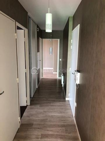 Vendre – Appartement T3 lumineux – Dernier étage – Quartier Beauregard, Rennes

Situé dans le quartier recherché de Beauregard à Rennes, découvrez cet appartement lumineux de type T3 au dernier étage d’une résidence récente avec ascenseur. Il offre une vue dégagée et sans vis-à-vis, garantissant calme et tranquillité.

L’appartement se compose de :

2 chambres confortables
Une pièce de vie agréable baignée de lumière
Une cuisine ouverte
Une salle de bain et WC séparés
Box sécurisé en sous-sol, idéal pour stationner en toute sérénité
Les + :

Arrêt de bus au pied de l’immeuble
Commerces à proximité immédiate

Appartement actuellement loué 800 €/mois, bail jusqu'au 10 Octobre 2027