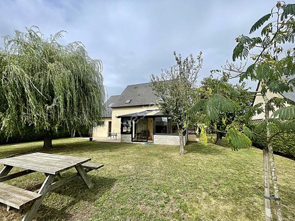 A vendre à Saint-Aubin-d'Aubigné maison de 102m² habitable, 5 chambres dont une au rez-de-chaussée avec salle d'eau attenante, terrain 580m² sans vis à vis exposé plein sud