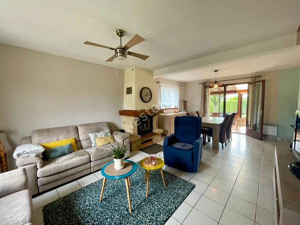 A vendre à Saint-Aubin-d'Aubigné maison de 102m² habitable, 5 chambres dont une au rez-de-chaussée avec salle d'eau attenante, terrain 580m² sans vis à vis exposé plein sud