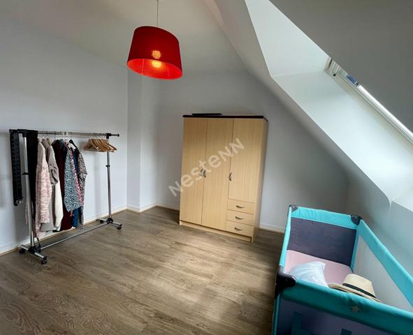 A vendre à Saint-Aubin-d'Aubigné maison de 102m² habitable, 5 chambres dont une au rez-de-chaussée avec salle d'eau attenante, terrain 580m² sans vis à vis exposé plein sud